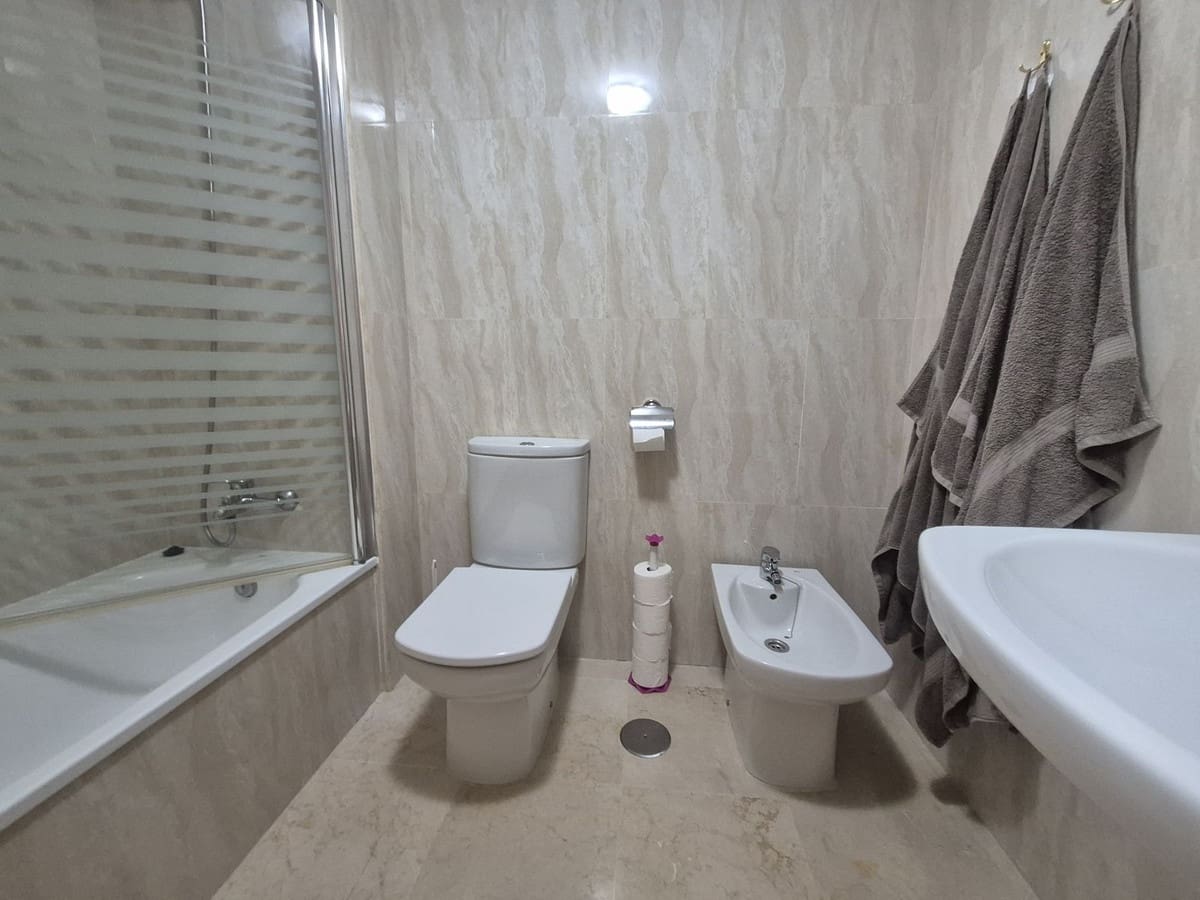 2 soverom Leilighet til salgs i La Duquesa / Puerto de la Duquesa med svømmebasseng garasje - € 295 000 (Ref: 9852189)