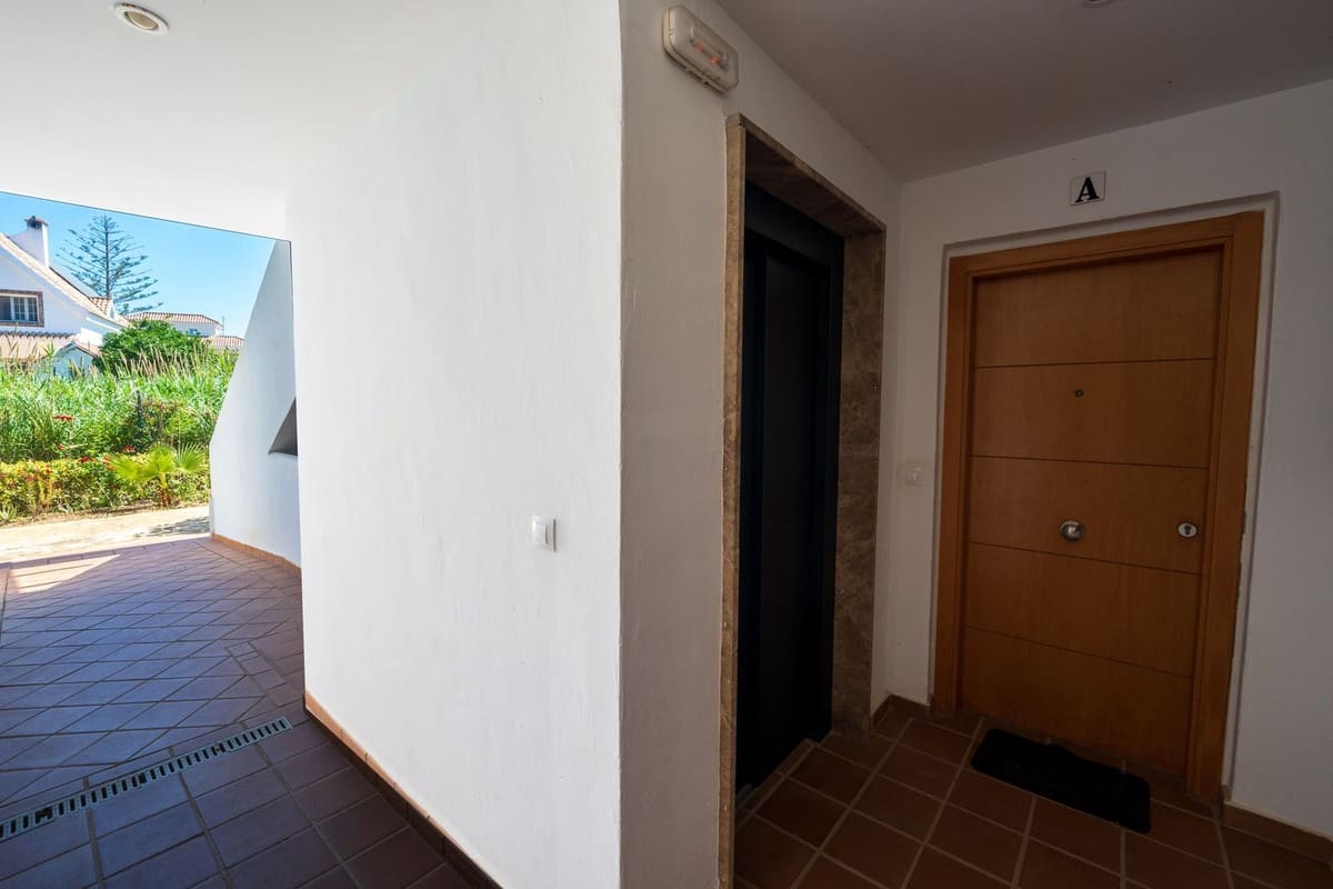 2 sypialnia Apartament na sprzedaż w La Duquesa / Puerto de la Duquesa z basenem garażem - 295 000 € (Ref: 9852189)