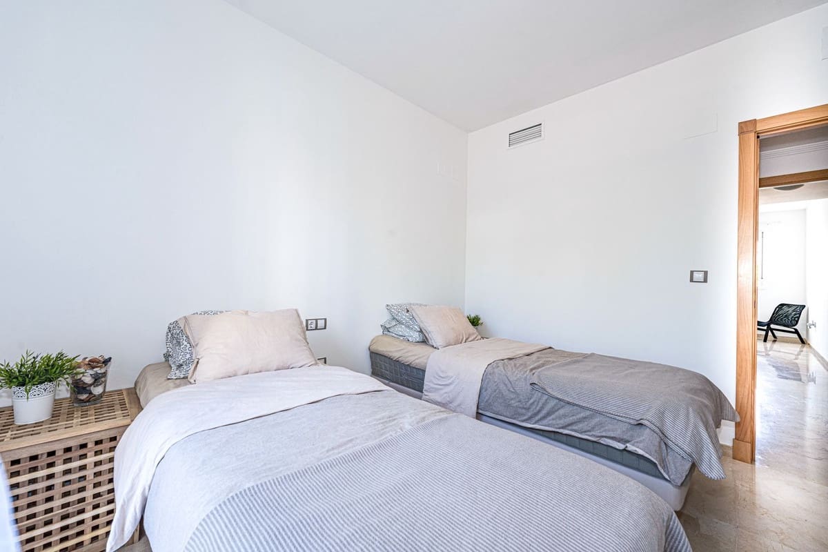 2 sypialnia Apartament na sprzedaż w La Duquesa / Puerto de la Duquesa z basenem garażem - 295 000 € (Ref: 9852189)