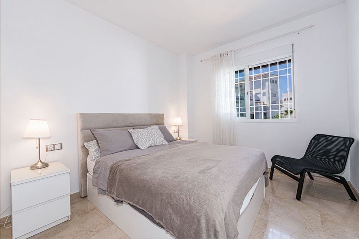 2 sypialnia Apartament na sprzedaż w La Duquesa / Puerto de la Duquesa z basenem garażem - 295 000 € (Ref: 9852189)