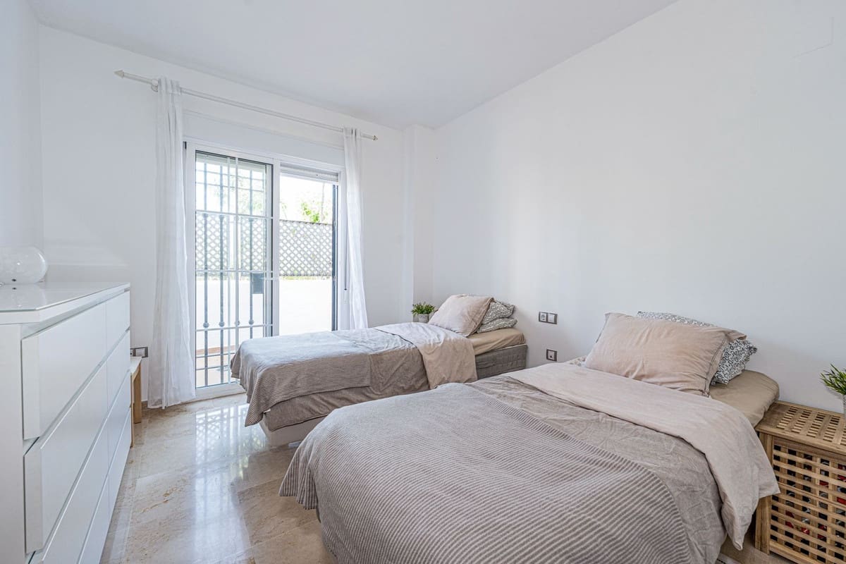 2 sypialnia Apartament na sprzedaż w La Duquesa / Puerto de la Duquesa z basenem garażem - 295 000 € (Ref: 9852189)