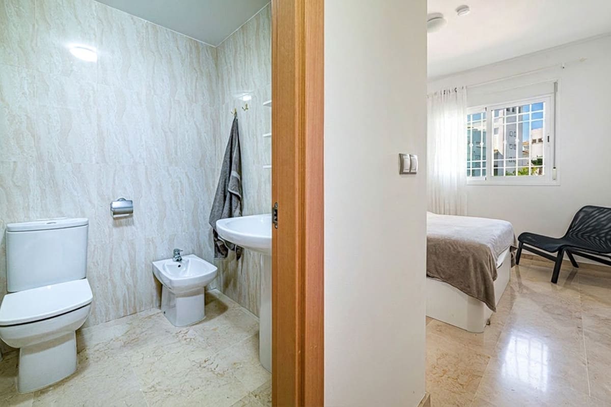 2 sypialnia Apartament na sprzedaż w La Duquesa / Puerto de la Duquesa z basenem garażem - 295 000 € (Ref: 9852189)