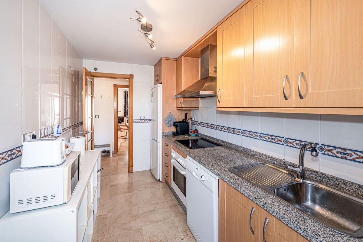 2 sypialnia Apartament na sprzedaż w La Duquesa / Puerto de la Duquesa z basenem garażem - 295 000 € (Ref: 9852189)