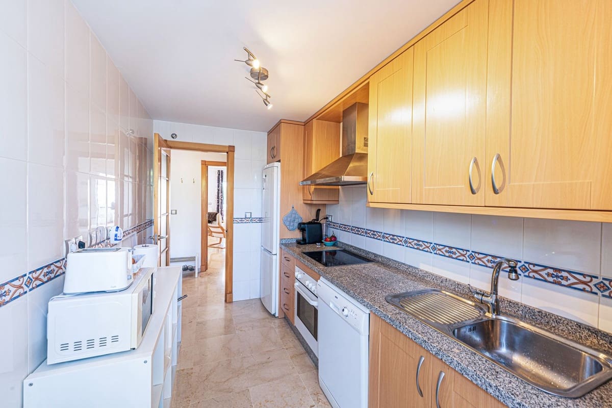 2 sypialnia Apartament na sprzedaż w La Duquesa / Puerto de la Duquesa z basenem garażem - 295 000 € (Ref: 9852189)
