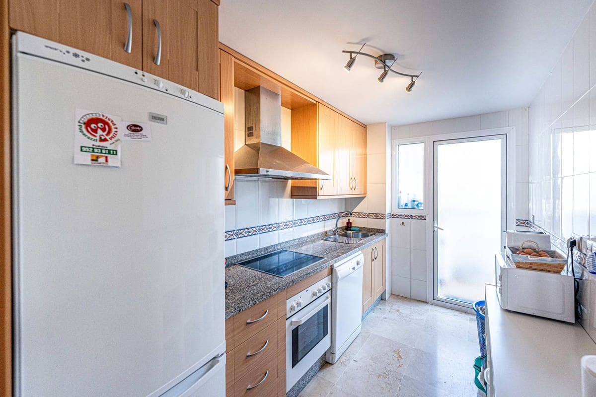 2 sypialnia Apartament na sprzedaż w La Duquesa / Puerto de la Duquesa z basenem garażem - 295 000 € (Ref: 9852189)