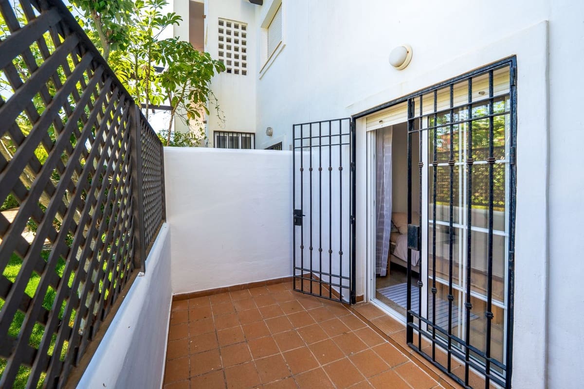 2 sypialnia Apartament na sprzedaż w La Duquesa / Puerto de la Duquesa z basenem garażem - 295 000 € (Ref: 9852189)