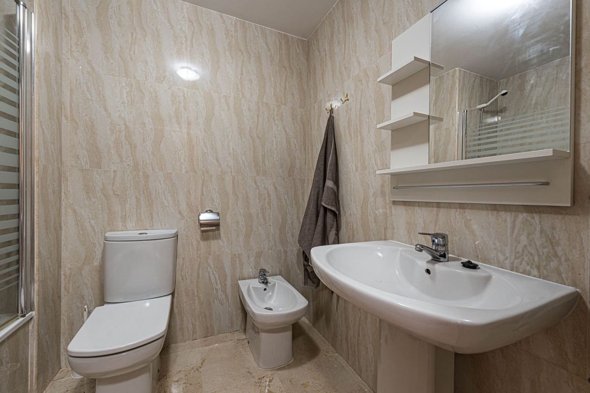 2 sypialnia Apartament na sprzedaż w La Duquesa / Puerto de la Duquesa z basenem garażem - 295 000 € (Ref: 9852189)