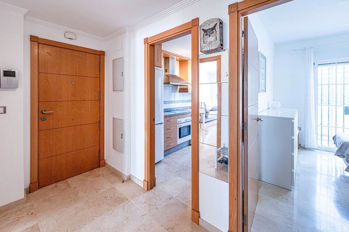 2 sypialnia Apartament na sprzedaż w La Duquesa / Puerto de la Duquesa z basenem garażem - 295 000 € (Ref: 9852189)