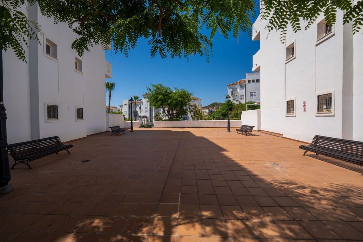 2 sypialnia Apartament na sprzedaż w La Duquesa / Puerto de la Duquesa z basenem garażem - 295 000 € (Ref: 9852189)