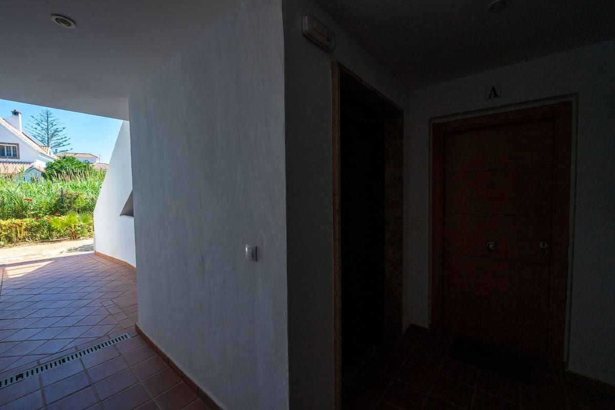 2 sypialnia Apartament na sprzedaż w La Duquesa / Puerto de la Duquesa z basenem garażem - 295 000 € (Ref: 9852189)