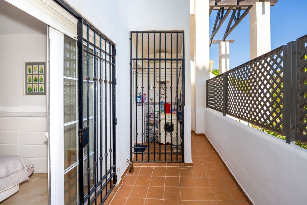 2 sypialnia Apartament na sprzedaż w La Duquesa / Puerto de la Duquesa z basenem garażem - 295 000 € (Ref: 9852189)