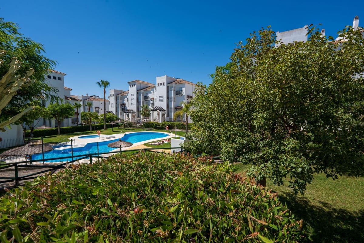 2 sypialnia Apartament na sprzedaż w La Duquesa / Puerto de la Duquesa z basenem garażem - 295 000 € (Ref: 9852189)