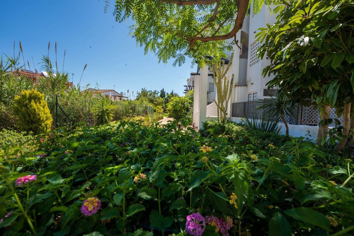 2 sypialnia Apartament na sprzedaż w La Duquesa / Puerto de la Duquesa z basenem garażem - 295 000 € (Ref: 9852189)