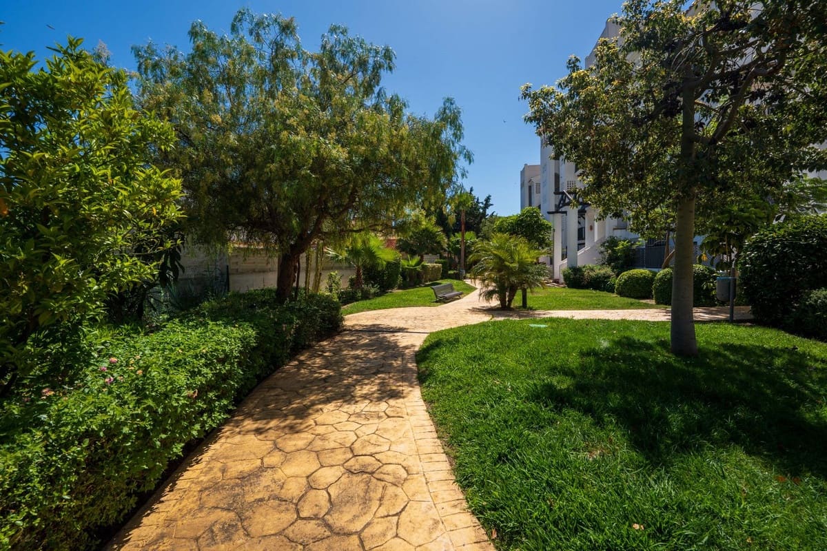 2 sypialnia Apartament na sprzedaż w La Duquesa / Puerto de la Duquesa z basenem garażem - 295 000 € (Ref: 9852189)
