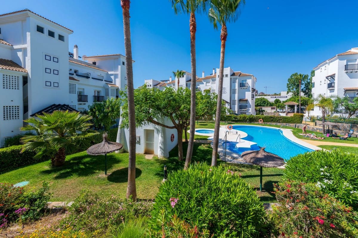 2 sypialnia Apartament na sprzedaż w La Duquesa / Puerto de la Duquesa z basenem garażem - 295 000 € (Ref: 9852189)