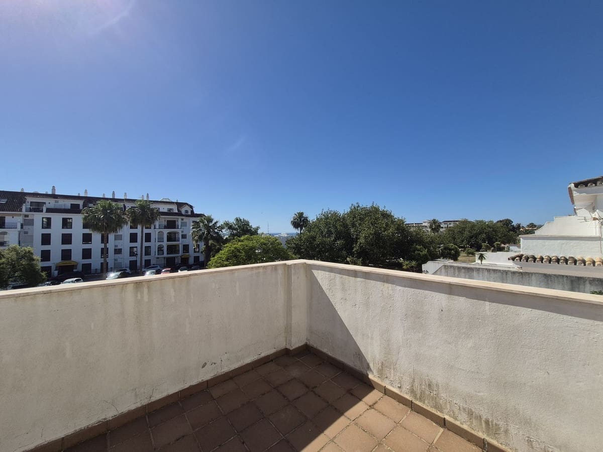 3 quarto Casa em Banda para venda em La Duquesa / Puerto de la Duquesa com garagem - 375 000 € (Ref: 9852190)