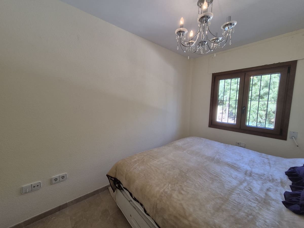 3 quarto Casa em Banda para venda em La Duquesa / Puerto de la Duquesa com garagem - 375 000 € (Ref: 9852190)