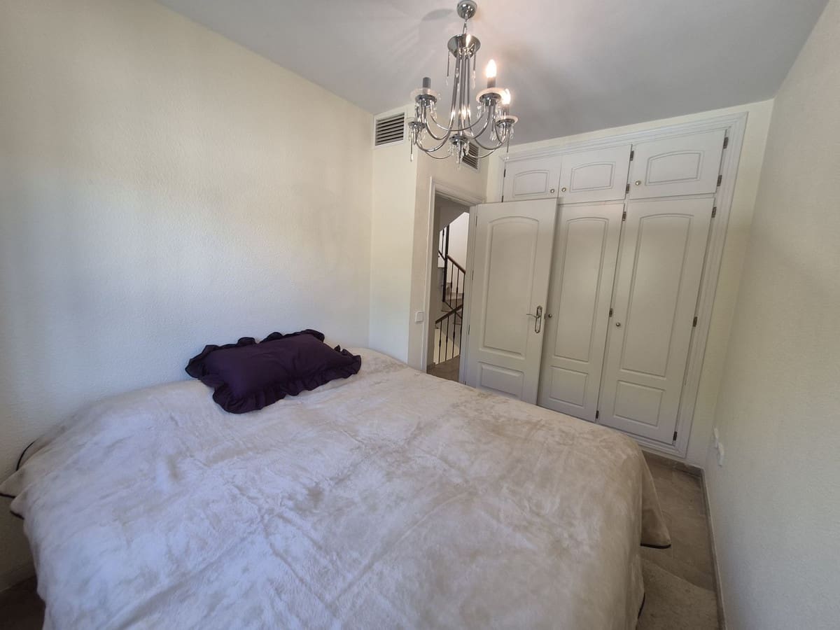 3 quarto Casa em Banda para venda em La Duquesa / Puerto de la Duquesa com garagem - 375 000 € (Ref: 9852190)