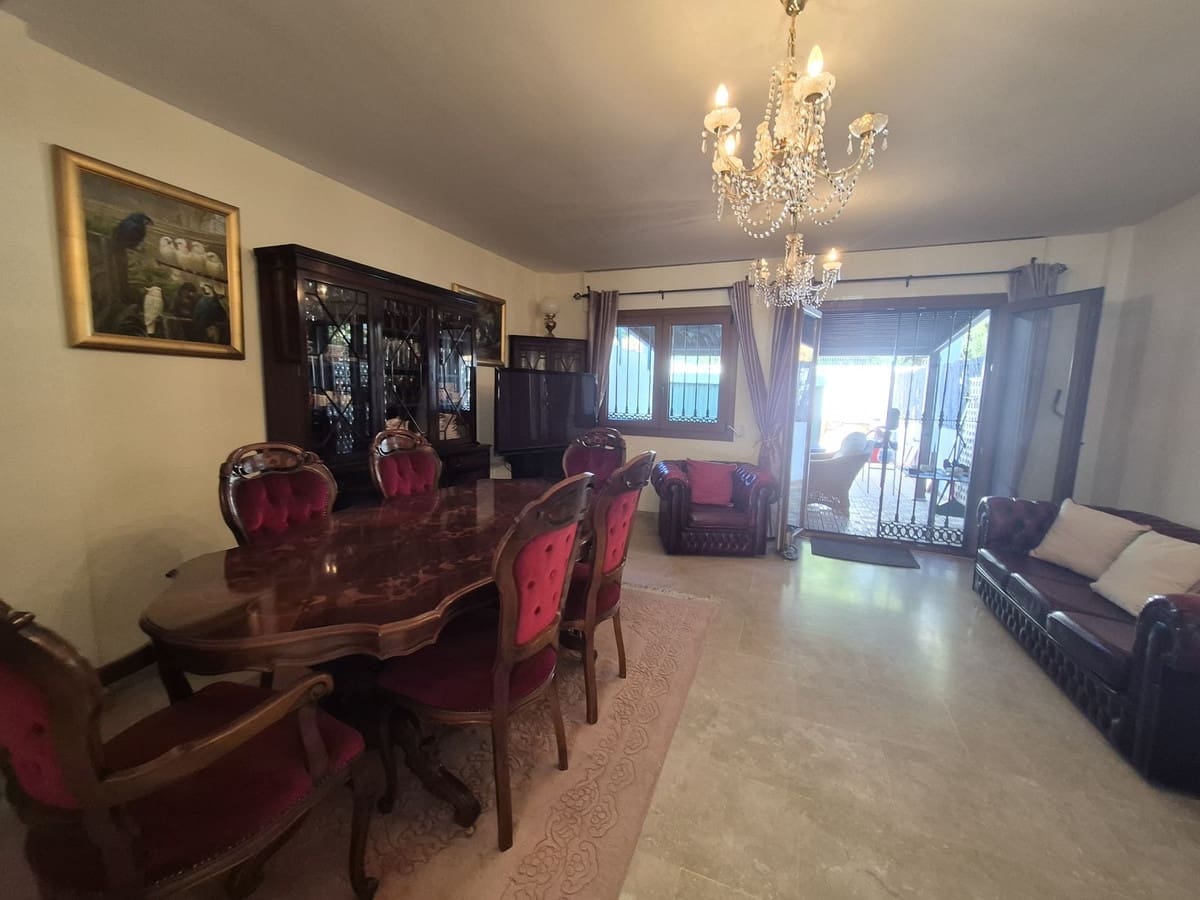 3 quarto Casa em Banda para venda em La Duquesa / Puerto de la Duquesa com garagem - 375 000 € (Ref: 9852190)