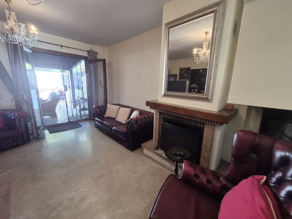 3 quarto Casa em Banda para venda em La Duquesa / Puerto de la Duquesa com garagem - 375 000 € (Ref: 9852190)