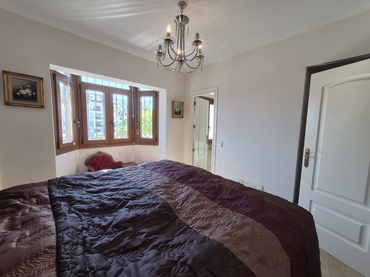 3 quarto Casa em Banda para venda em La Duquesa / Puerto de la Duquesa com garagem - 375 000 € (Ref: 9852190)