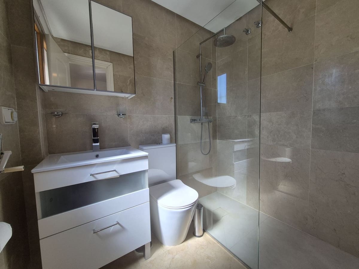 3 quarto Casa em Banda para venda em La Duquesa / Puerto de la Duquesa com garagem - 375 000 € (Ref: 9852190)