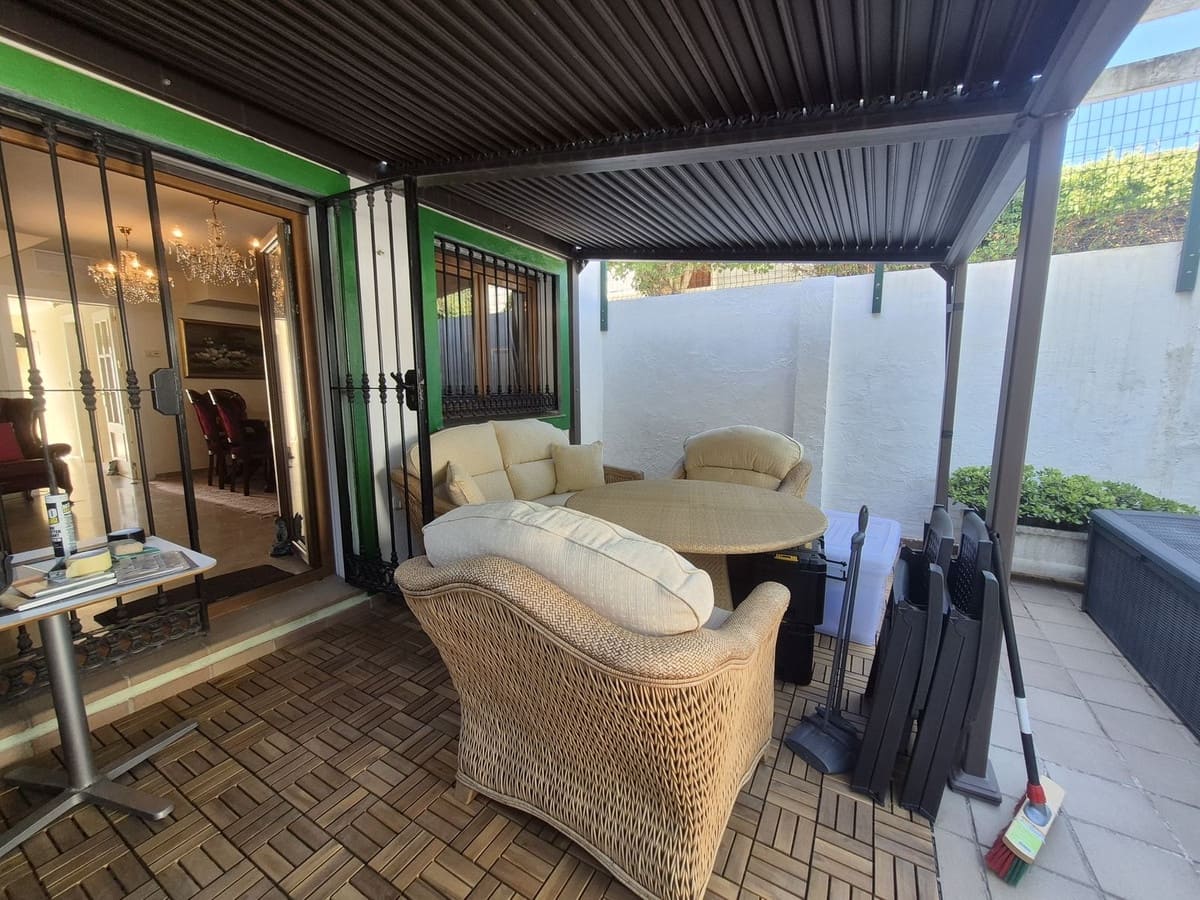 3 quarto Casa em Banda para venda em La Duquesa / Puerto de la Duquesa com garagem - 375 000 € (Ref: 9852190)