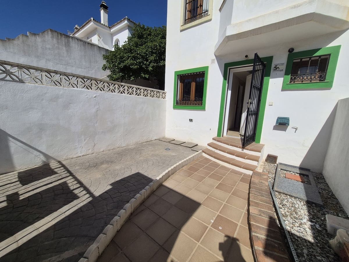 3 quarto Casa em Banda para venda em La Duquesa / Puerto de la Duquesa com garagem - 375 000 € (Ref: 9852190)