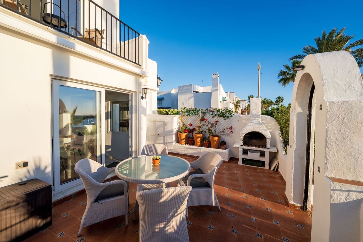 2 quarto Casa em Banda para venda em La Duquesa / Puerto de la Duquesa com piscina - 569 000 € (Ref: 9854664)