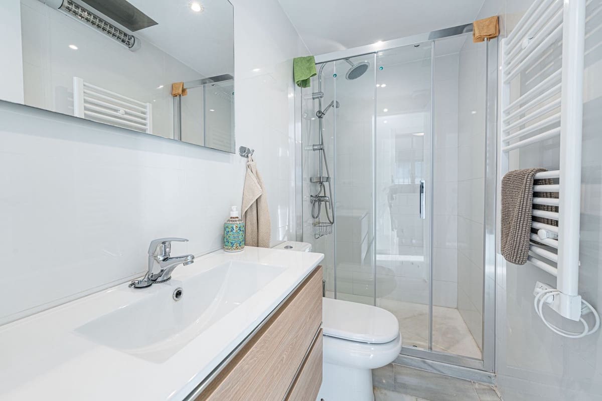 2 quarto Casa em Banda para venda em La Duquesa / Puerto de la Duquesa com piscina - 569 000 € (Ref: 9854664)