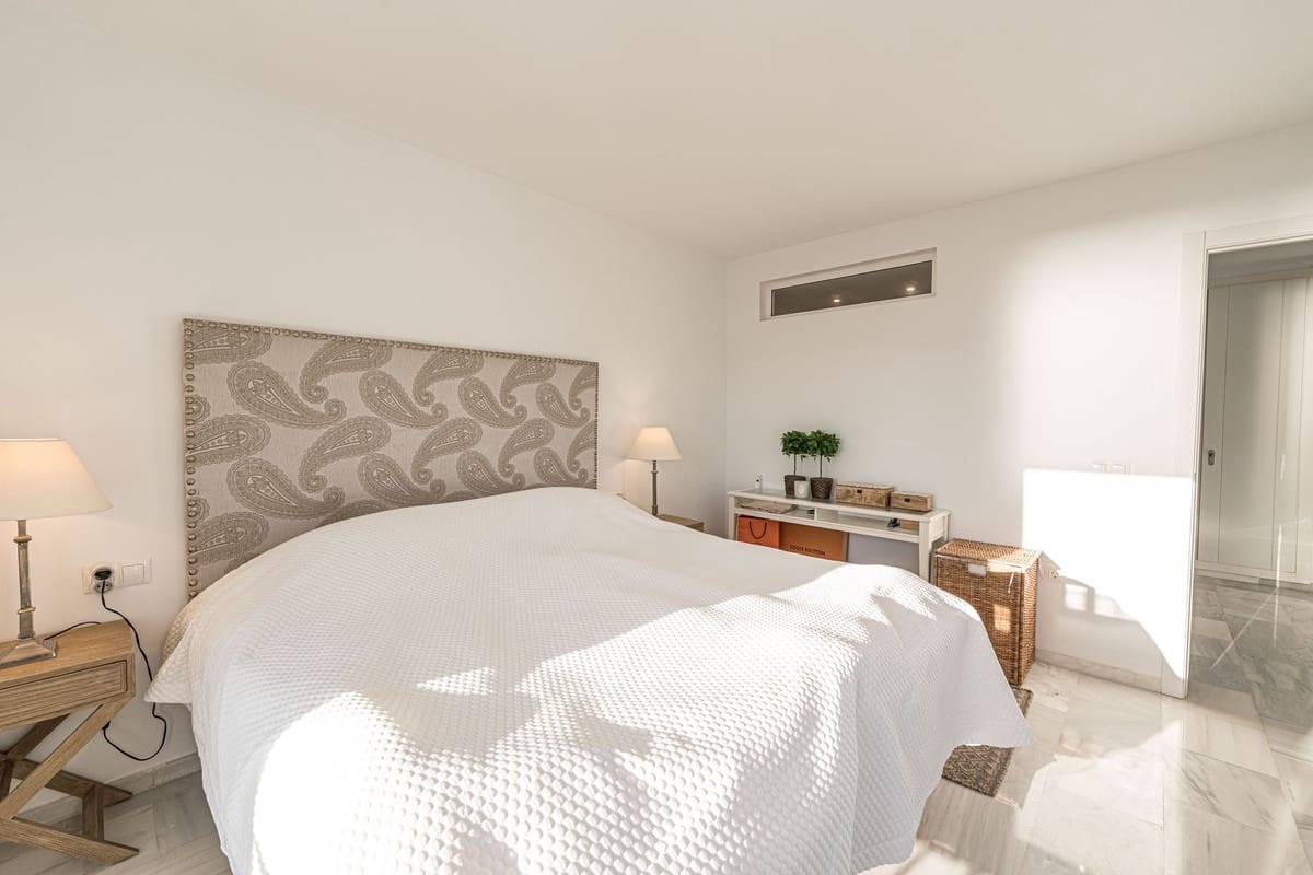 2 quarto Casa em Banda para venda em La Duquesa / Puerto de la Duquesa com piscina - 569 000 € (Ref: 9854664)
