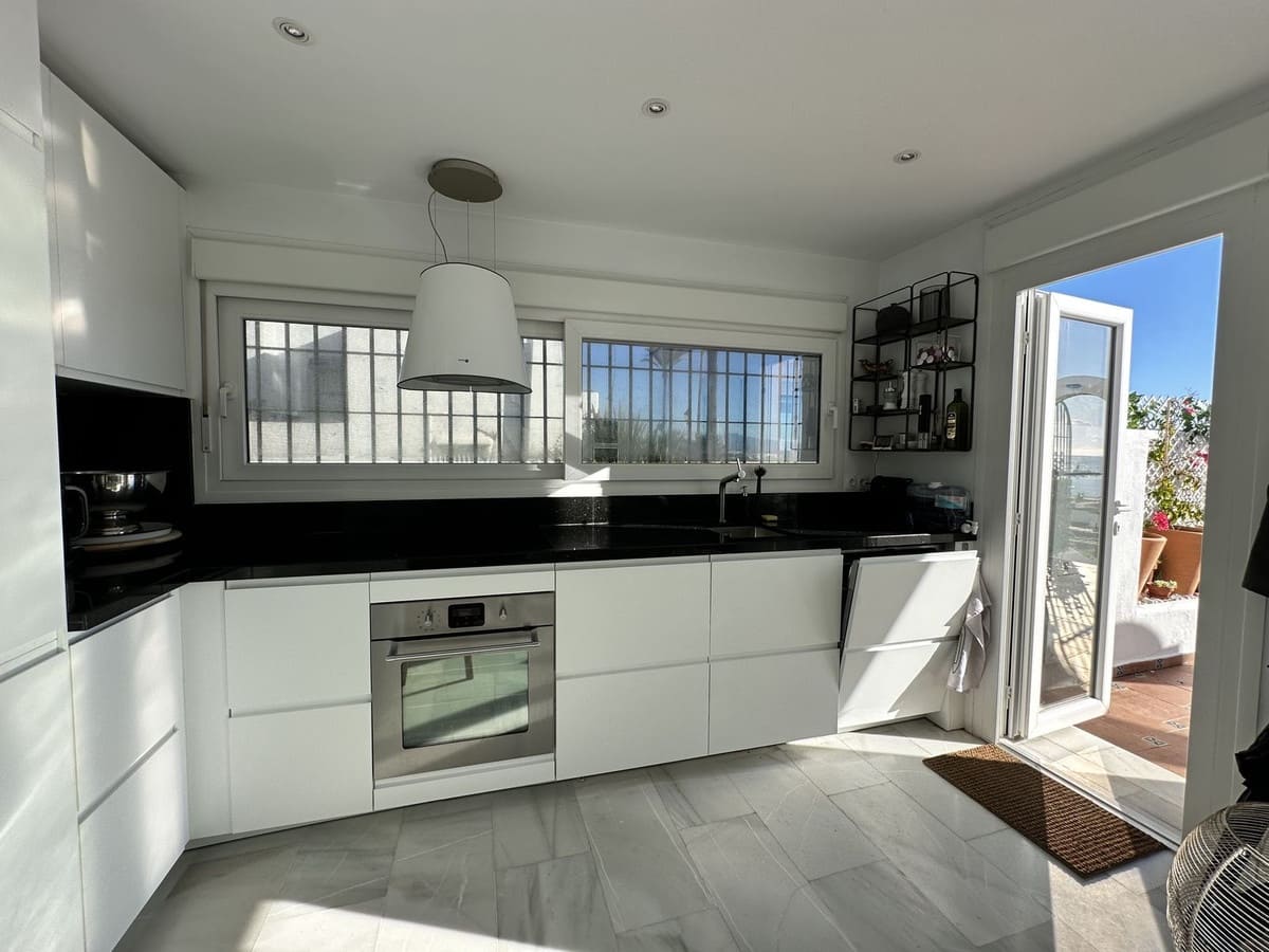 2 quarto Casa em Banda para venda em La Duquesa / Puerto de la Duquesa com piscina - 569 000 € (Ref: 9854664)