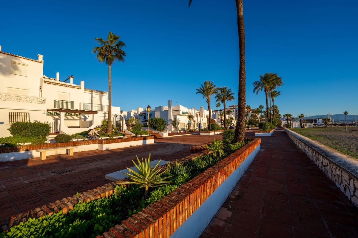 2 quarto Casa em Banda para venda em La Duquesa / Puerto de la Duquesa com piscina - 569 000 € (Ref: 9854664)
