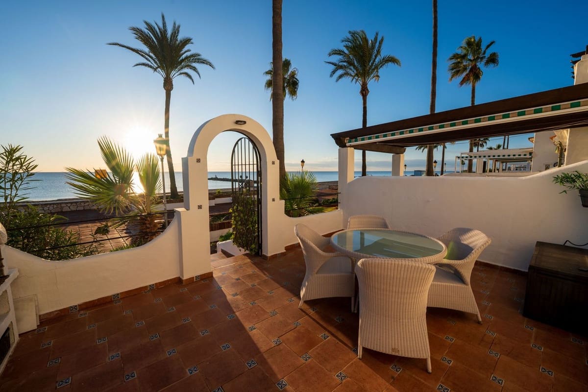 2 quarto Casa em Banda para venda em La Duquesa / Puerto de la Duquesa com piscina - 569 000 € (Ref: 9854664)