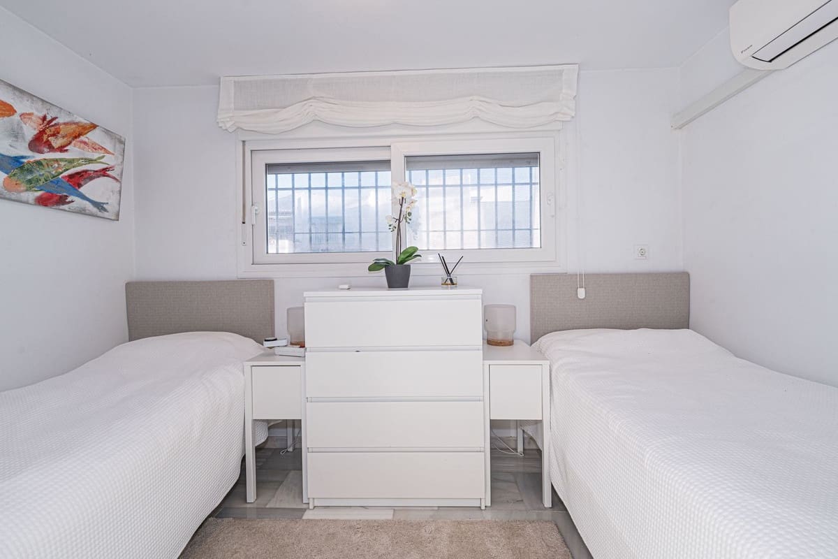 2 quarto Casa em Banda para venda em La Duquesa / Puerto de la Duquesa com piscina - 569 000 € (Ref: 9854664)
