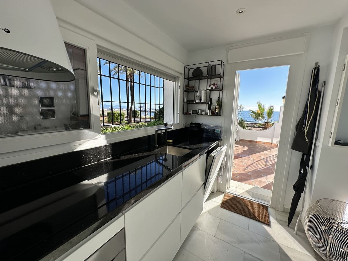 2 quarto Casa em Banda para venda em La Duquesa / Puerto de la Duquesa com piscina - 569 000 € (Ref: 9854664)