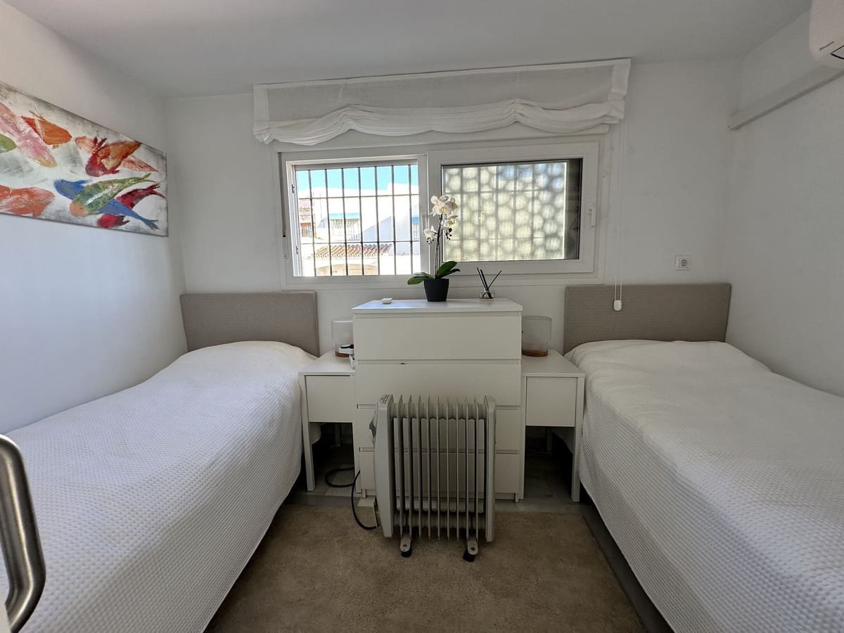 2 quarto Casa em Banda para venda em La Duquesa / Puerto de la Duquesa com piscina - 569 000 € (Ref: 9854664)