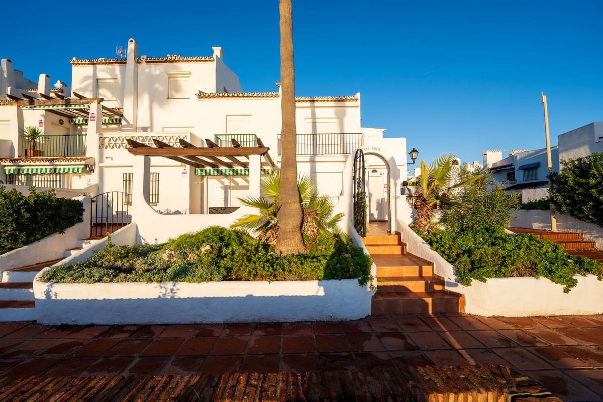 2 quarto Casa em Banda para venda em La Duquesa / Puerto de la Duquesa com piscina - 569 000 € (Ref: 9854664)