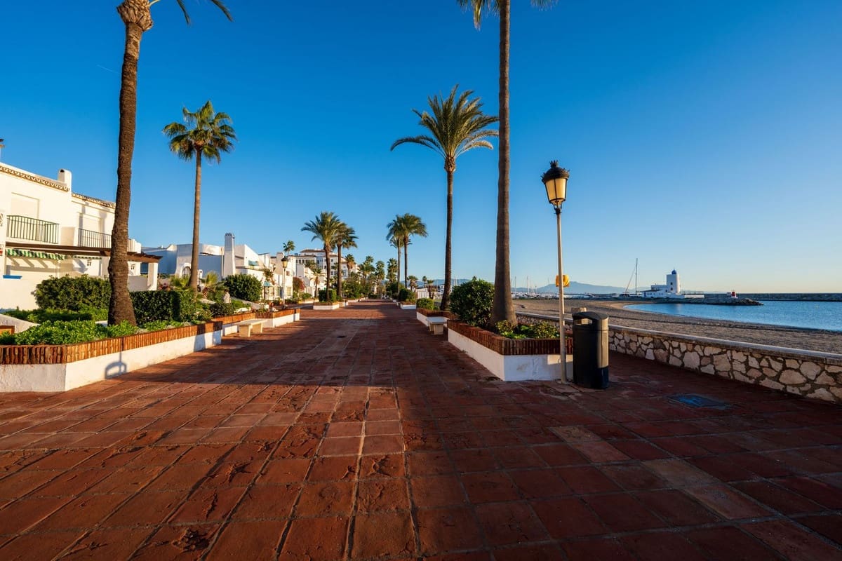 2 quarto Casa em Banda para venda em La Duquesa / Puerto de la Duquesa com piscina - 569 000 € (Ref: 9854664)