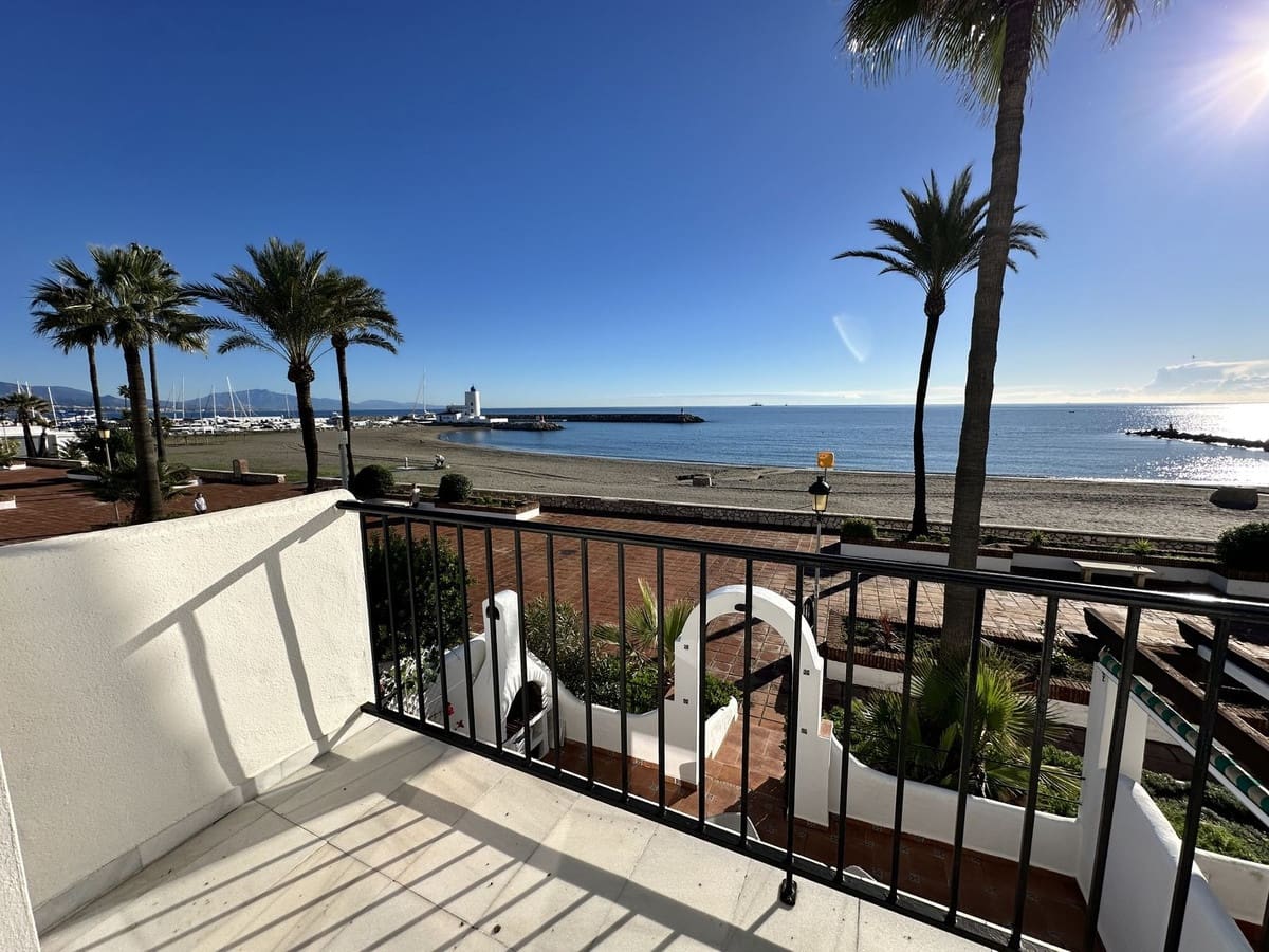 2 quarto Casa em Banda para venda em La Duquesa / Puerto de la Duquesa com piscina - 569 000 € (Ref: 9854664)