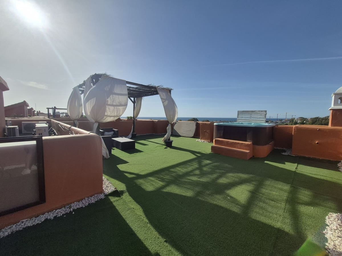 Apartamento de 2 habitaciones en La Duquesa / Puerto de la Duquesa en venta con piscina garaje - 375.000 € (Ref: 9858322)