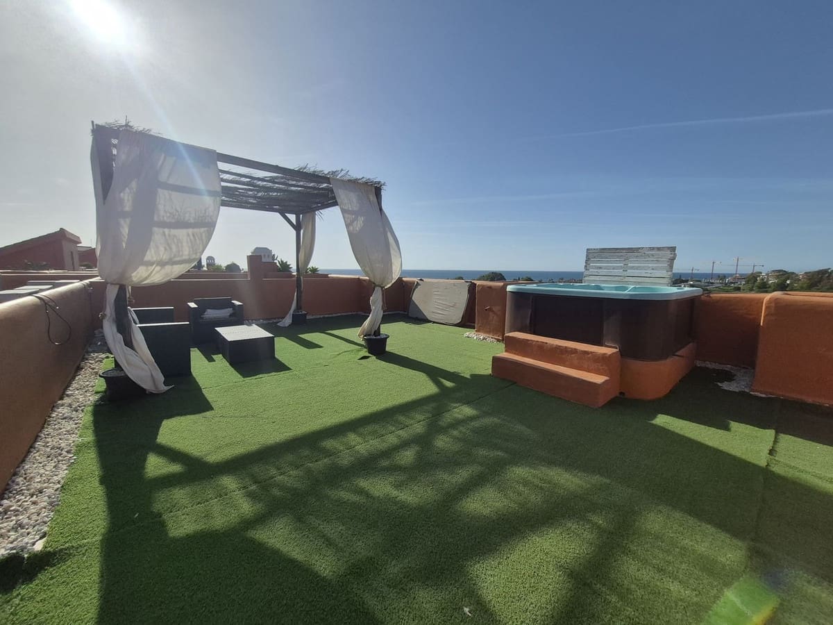 Apartamento de 2 habitaciones en La Duquesa / Puerto de la Duquesa en venta con piscina garaje - 375.000 € (Ref: 9858322)