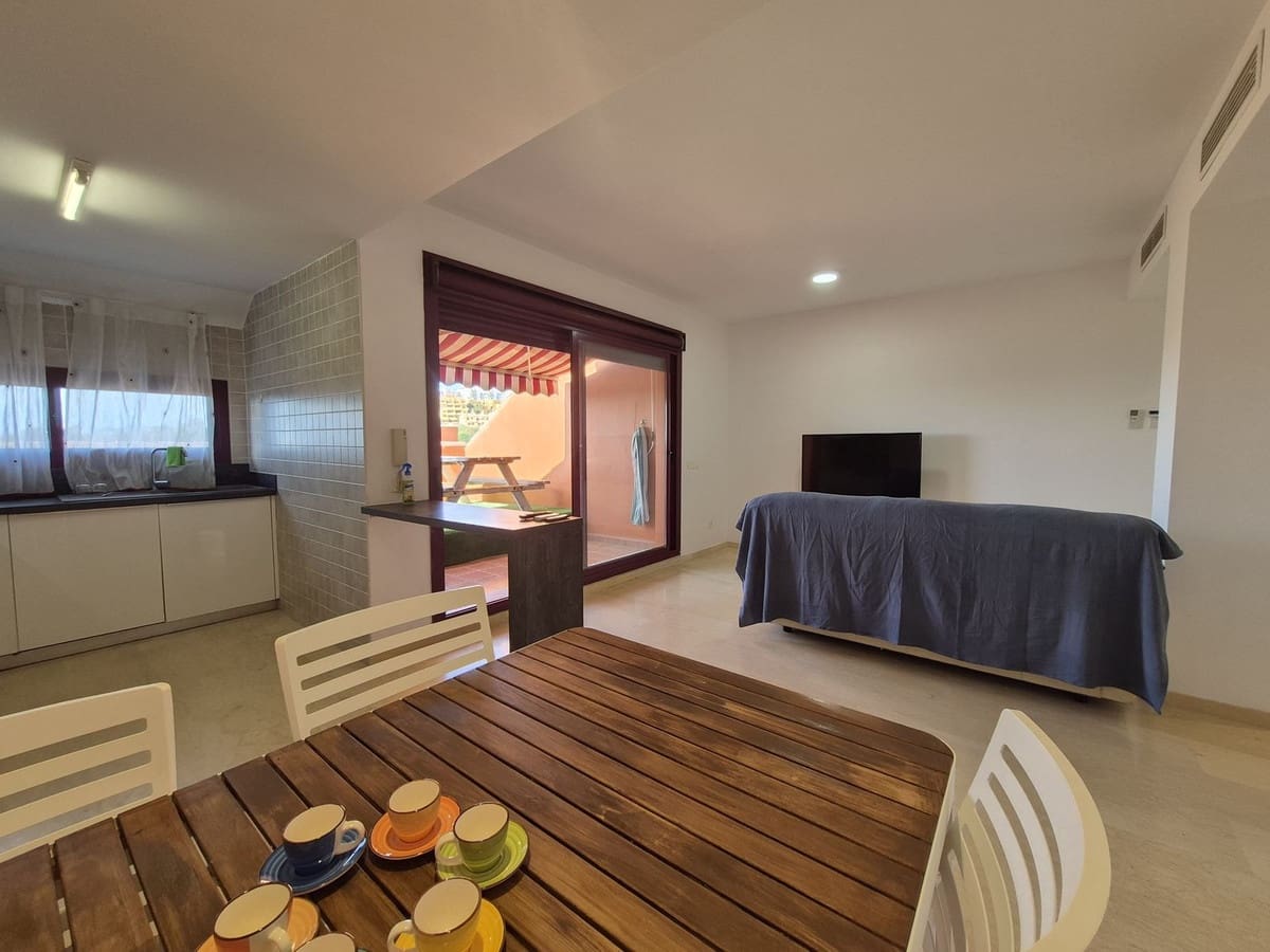 Apartamento de 2 habitaciones en La Duquesa / Puerto de la Duquesa en venta con piscina garaje - 375.000 € (Ref: 9858322)