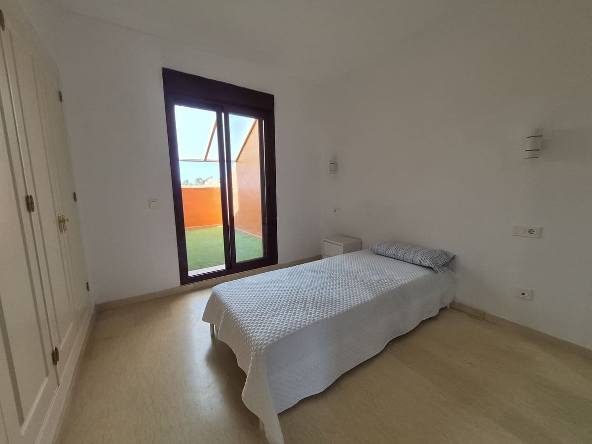 Apartamento de 2 habitaciones en La Duquesa / Puerto de la Duquesa en venta con piscina garaje - 375.000 € (Ref: 9858322)