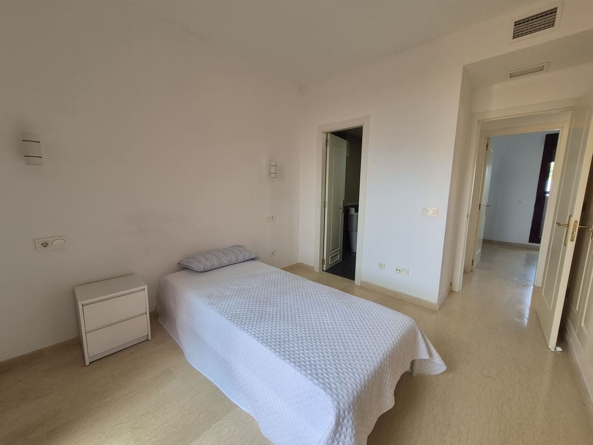 Apartamento de 2 habitaciones en La Duquesa / Puerto de la Duquesa en venta con piscina garaje - 375.000 € (Ref: 9858322)