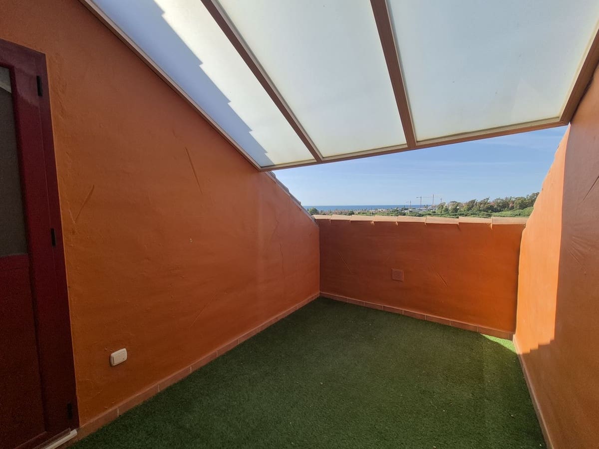 Apartamento de 2 habitaciones en La Duquesa / Puerto de la Duquesa en venta con piscina garaje - 375.000 € (Ref: 9858322)
