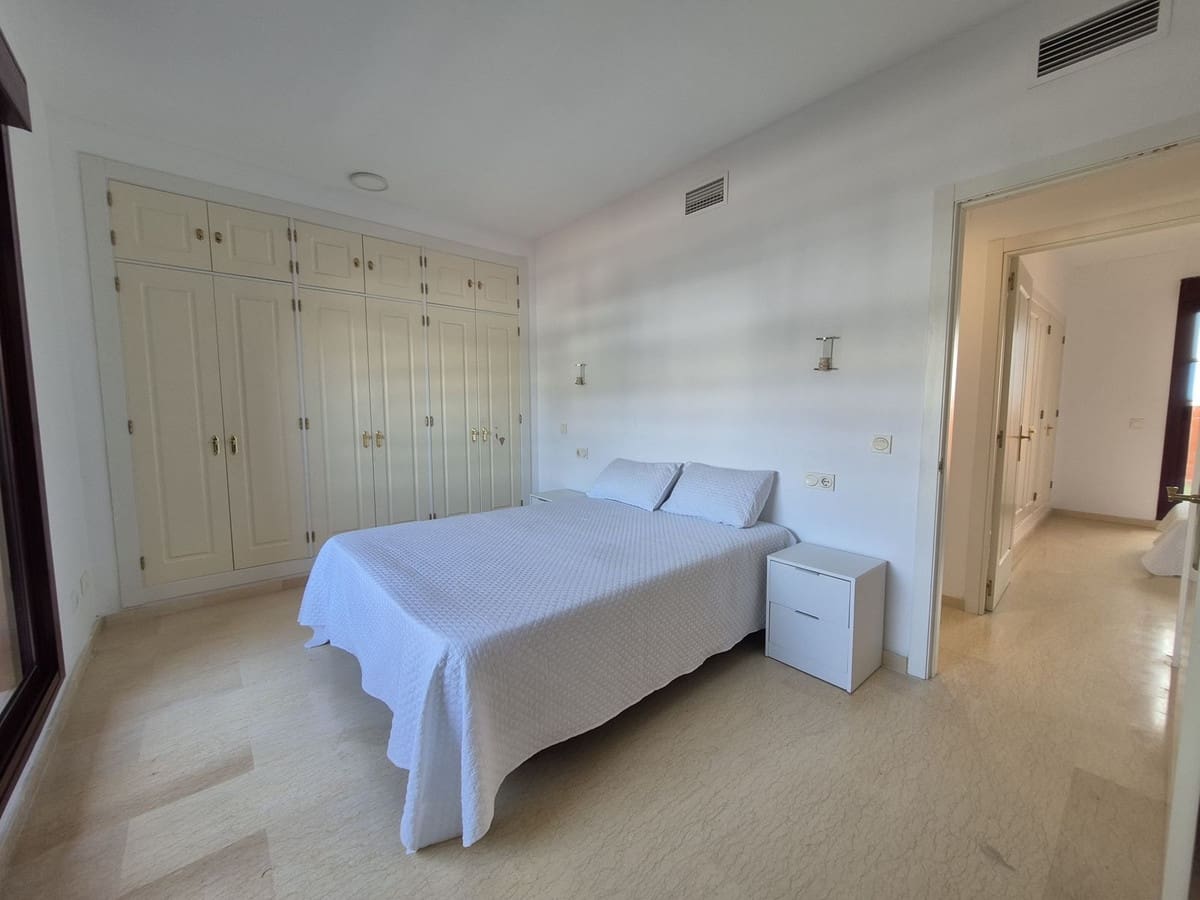 Apartamento de 2 habitaciones en La Duquesa / Puerto de la Duquesa en venta con piscina garaje - 375.000 € (Ref: 9858322)