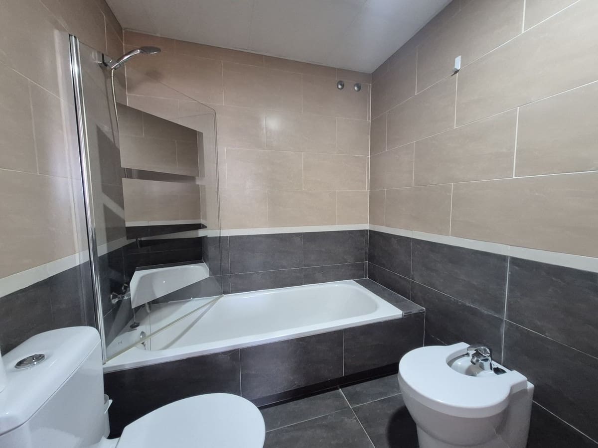 Apartamento de 2 habitaciones en La Duquesa / Puerto de la Duquesa en venta con piscina garaje - 375.000 € (Ref: 9858322)