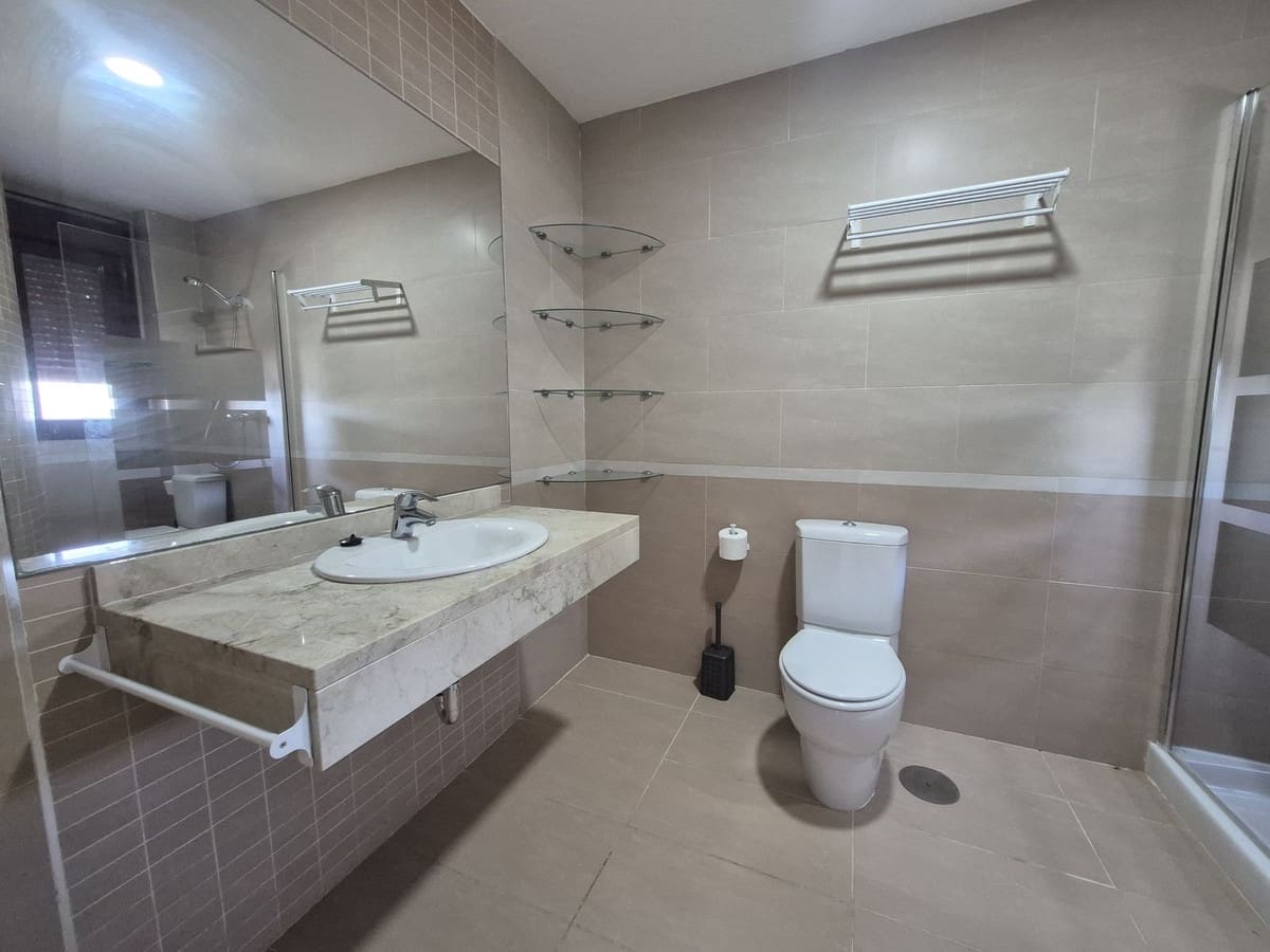 Apartamento de 2 habitaciones en La Duquesa / Puerto de la Duquesa en venta con piscina garaje - 375.000 € (Ref: 9858322)