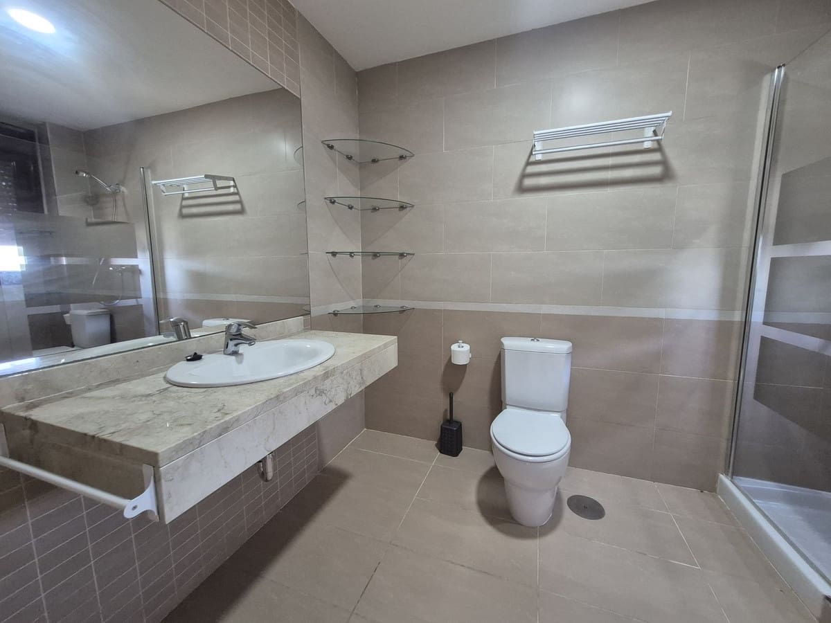 Apartamento de 2 habitaciones en La Duquesa / Puerto de la Duquesa en venta con piscina garaje - 375.000 € (Ref: 9858322)